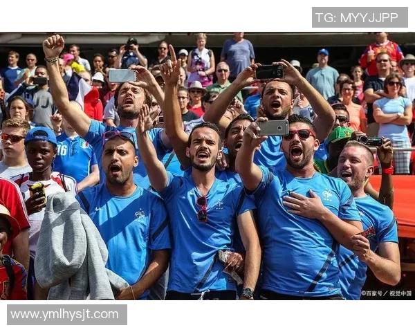 足球明星在豪华游艇上踢球的精彩瞬间视频分享